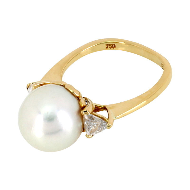 Ring in Gelbgold mit Zuchtperle und Diamanten